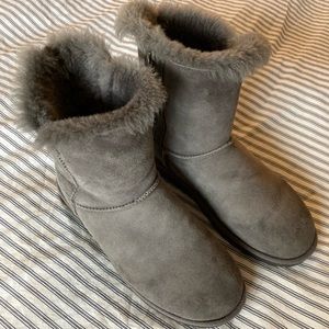 Kirkland Signature women's gray winter shearling boots with zipper